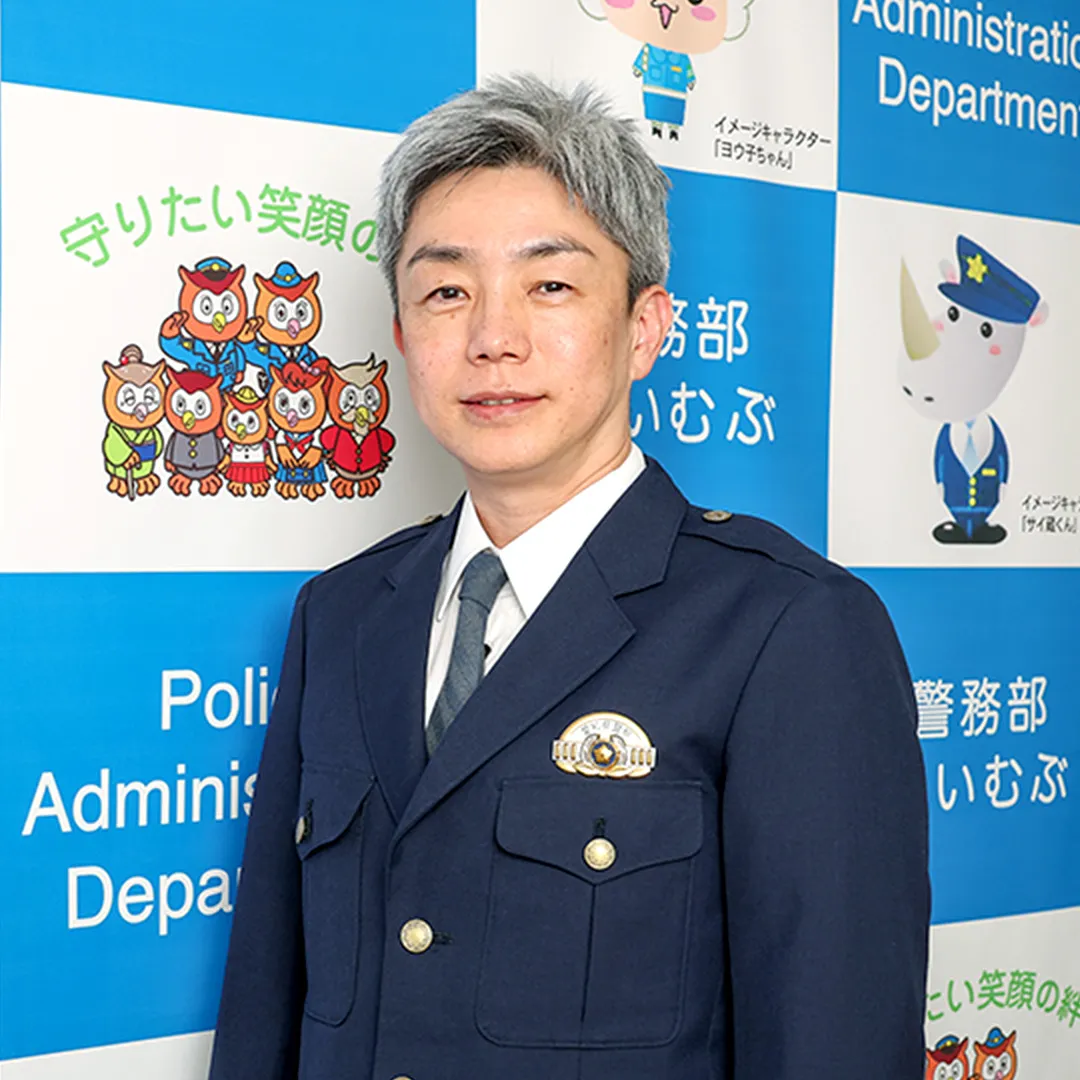 男性が微笑んで立っている写真