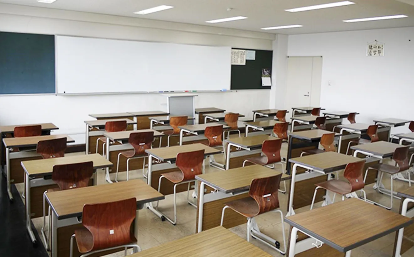 愛知県警察学校の誰もいない教場の写真