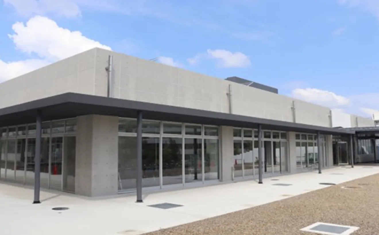 愛知県警察学校の厚生棟の外の写真