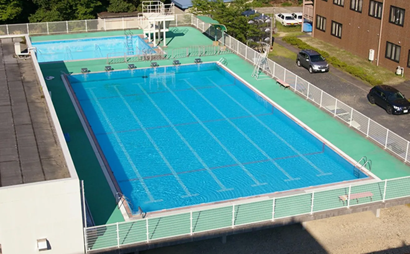 愛知県警察学校のプールを上空から撮った写真