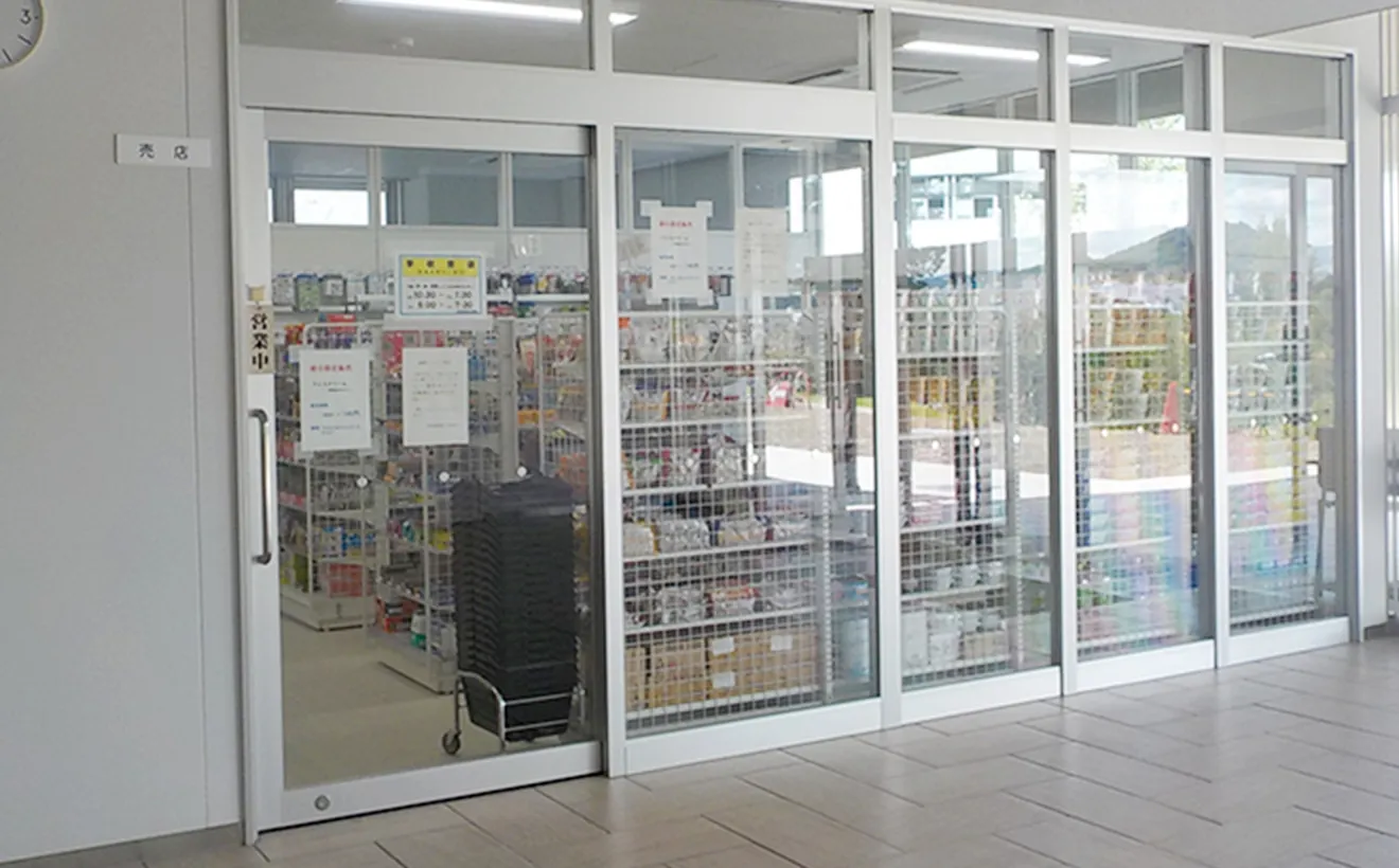 愛知県警察学校 売店を外から見た写真