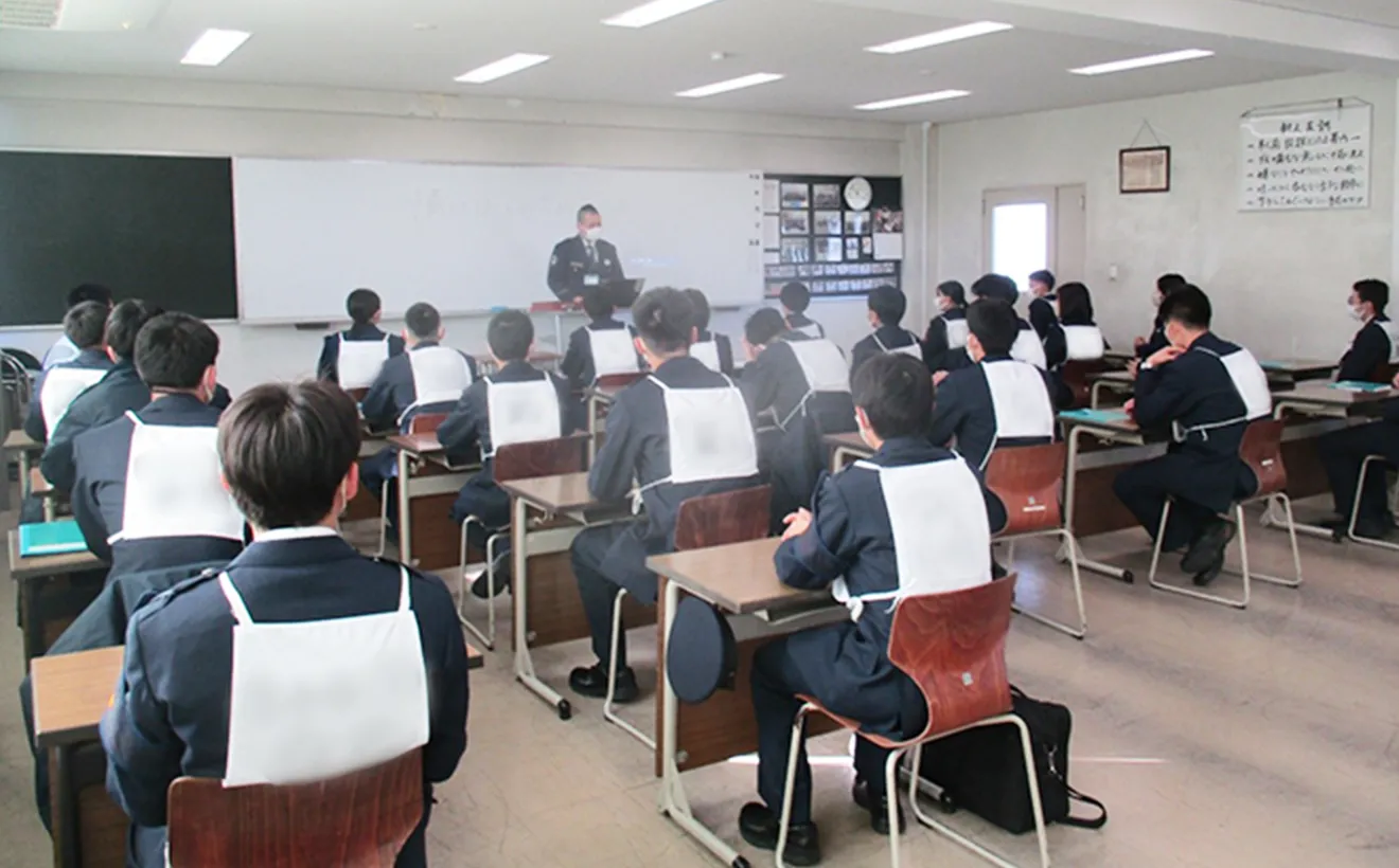 座学を受けている生徒たちの後ろ姿