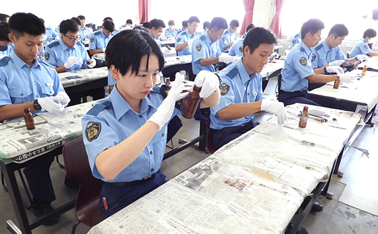 真剣な様子で瓶の鑑定をしている様子