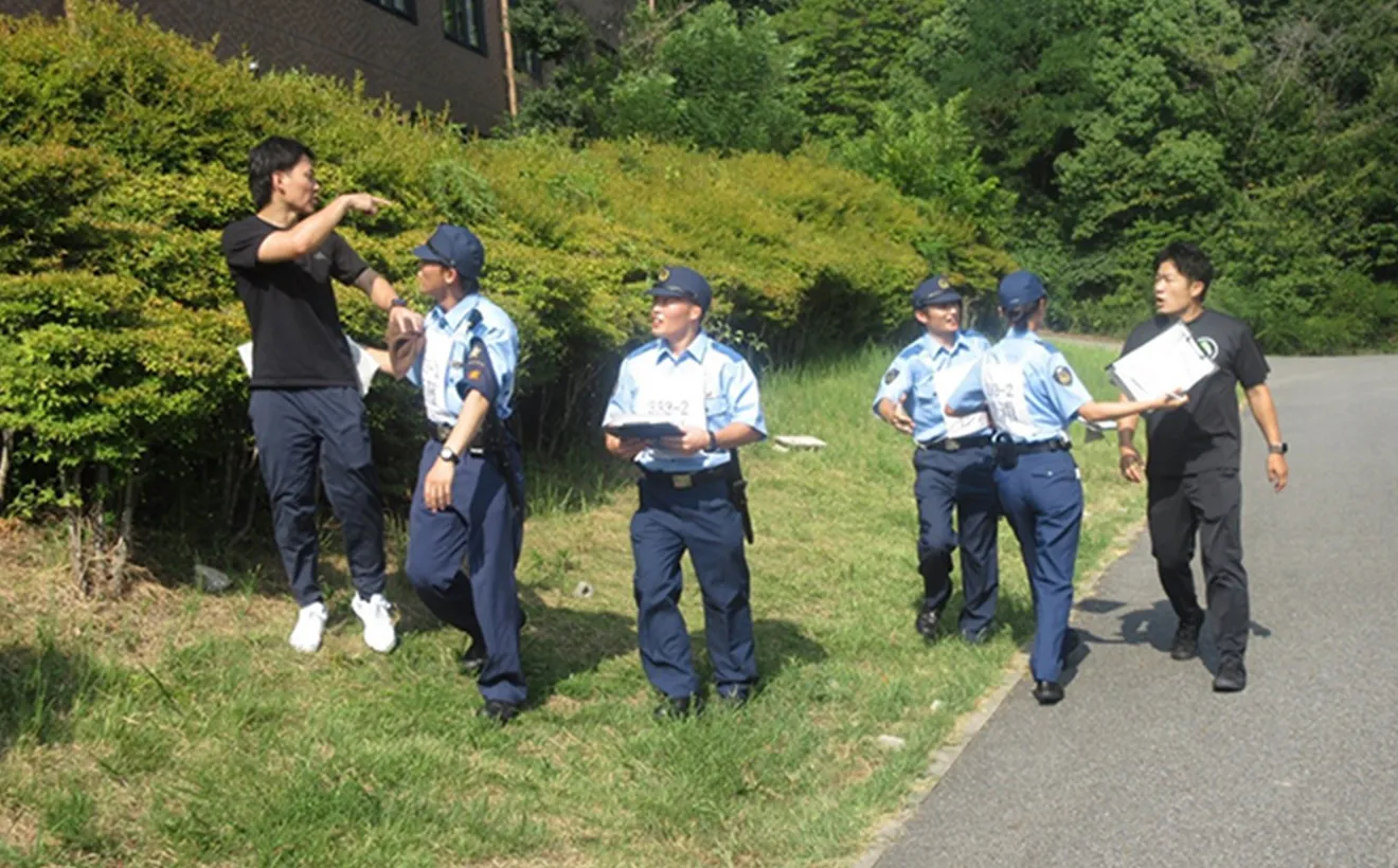 実際の事案を想定した野外研修を行っている様子