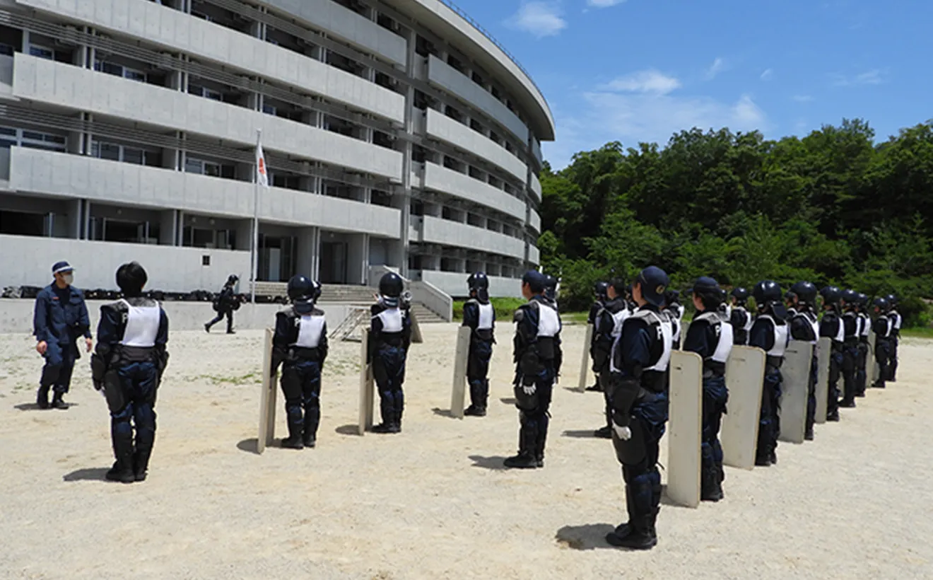 警備訓練前に外へ生徒たちが整列している後ろ姿