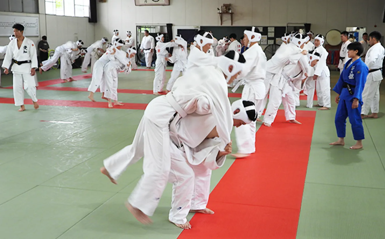 柔道場で柔道を行っている様子