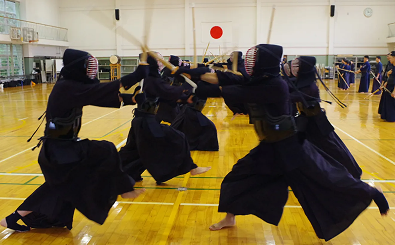 体育館で剣道を行っている様子