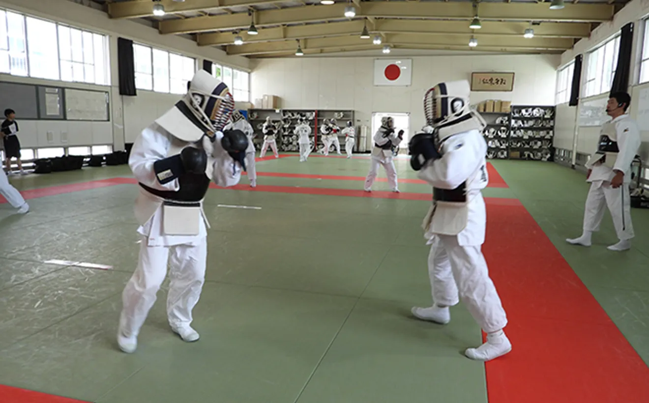 柔道場で逮捕術を行っている様子
