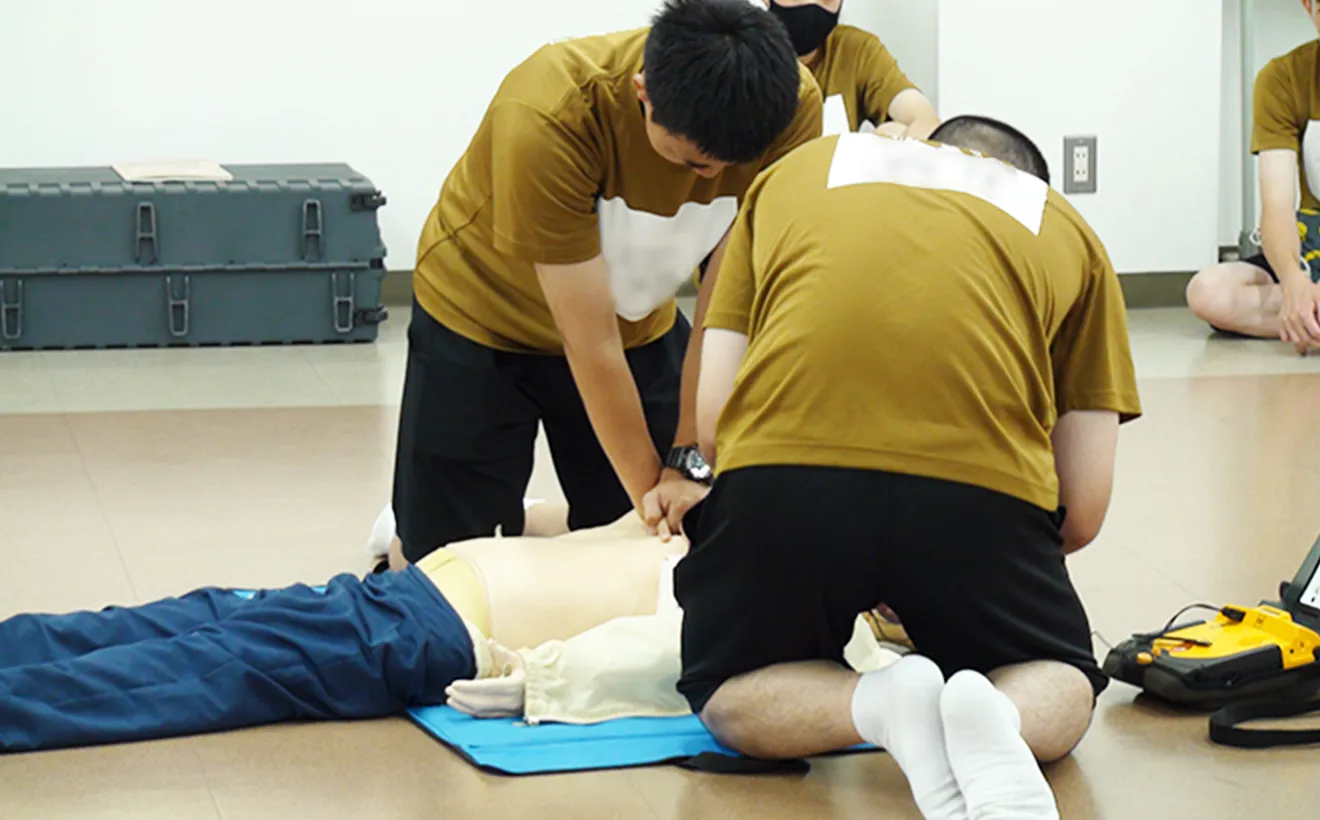 応急法の訓練で心臓マッサージを行っている様子