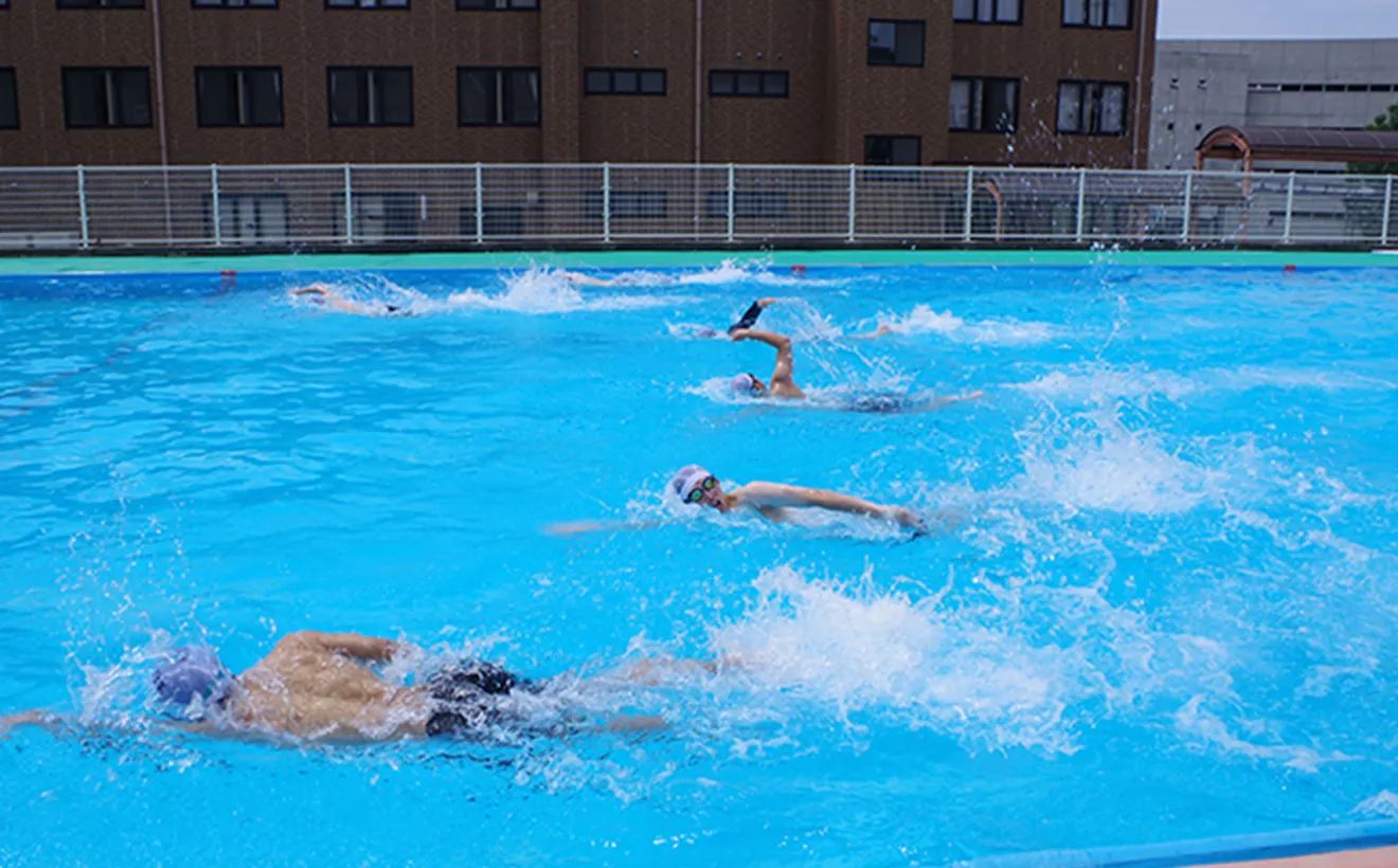 プールで泳いでいる様子