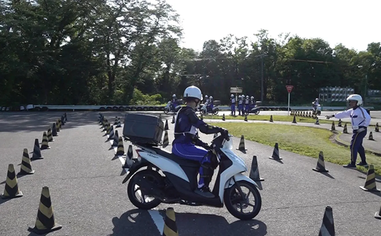 訓練場で自動二輪の走行訓練を行っている様子