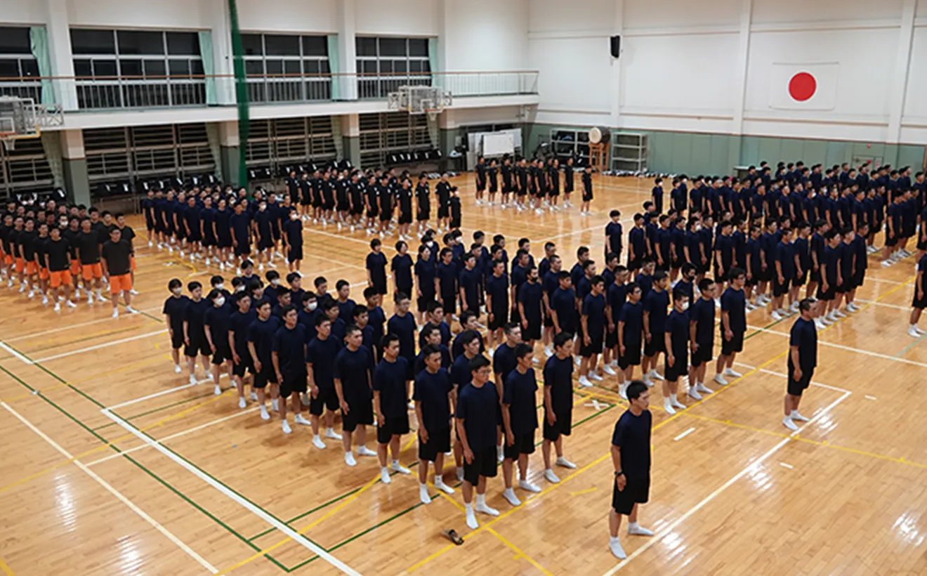 体育館に整列し、点呼を行っている様子