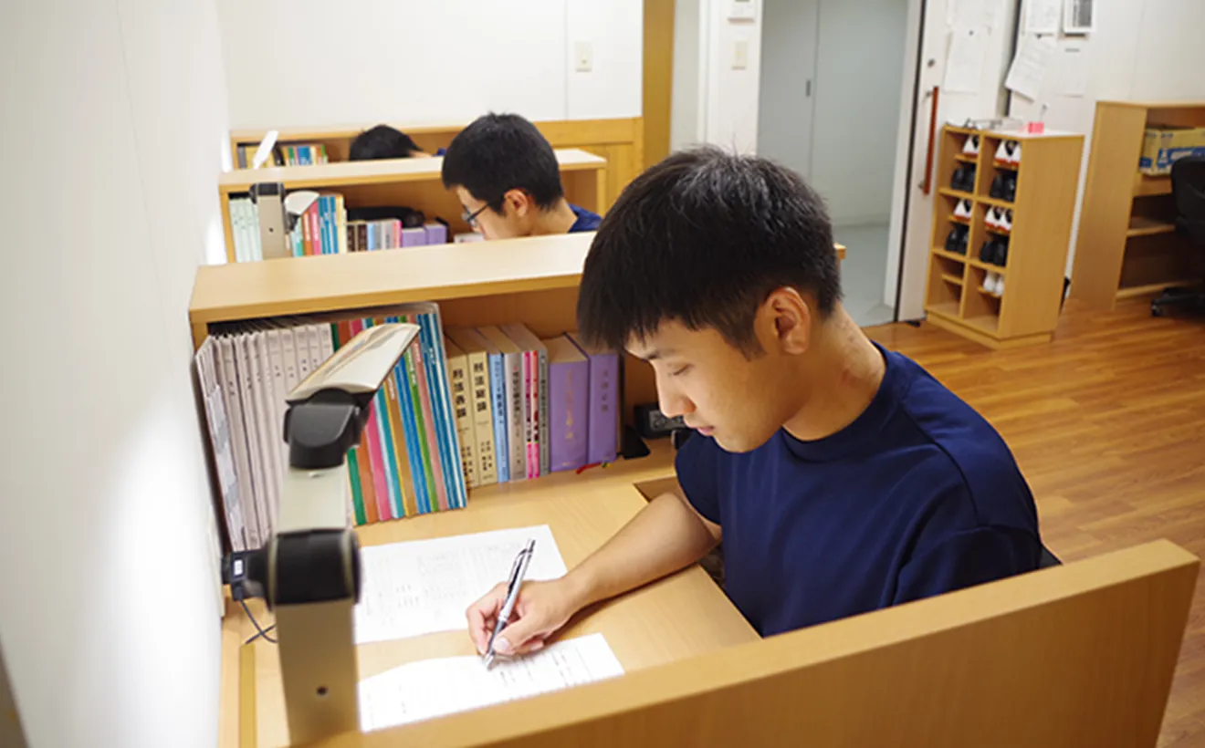 机で自習をしている様子