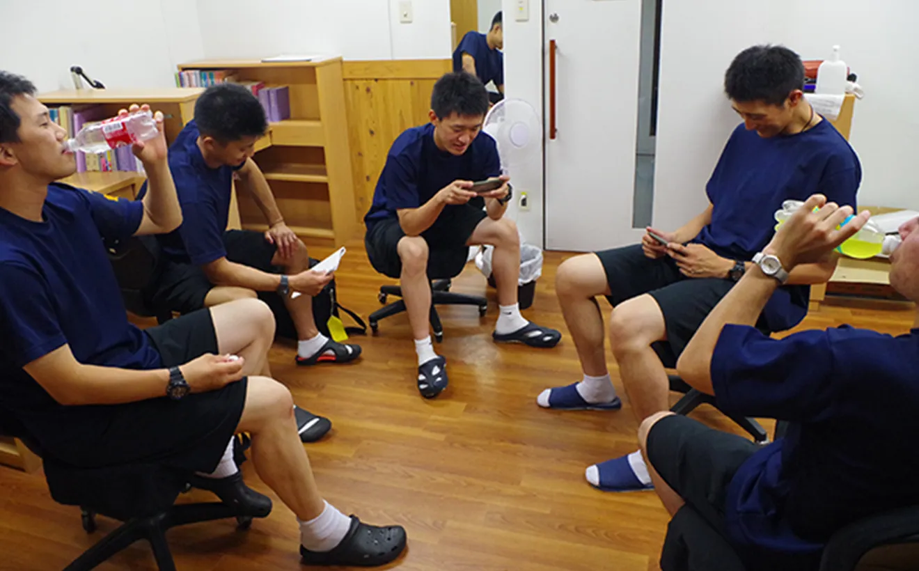 5人が椅子に座って談笑している様子