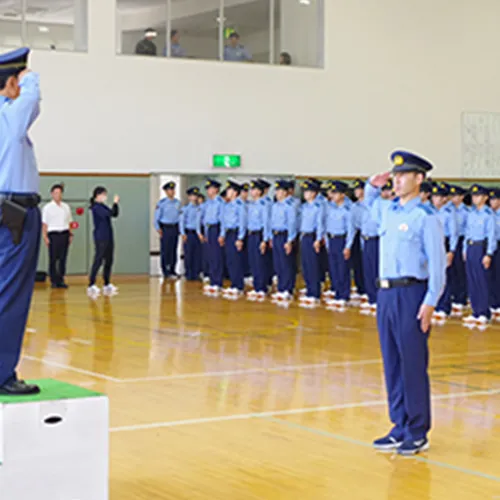 代表者が前に出て敬礼している様子