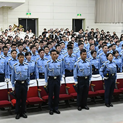 卒業生が胸を張って立っている様子