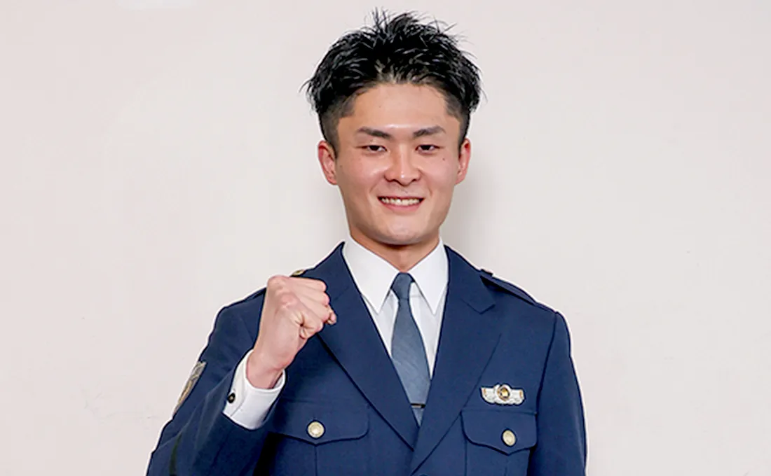 Y.S.が胸の前で右手を握りしめてポーズしている様子