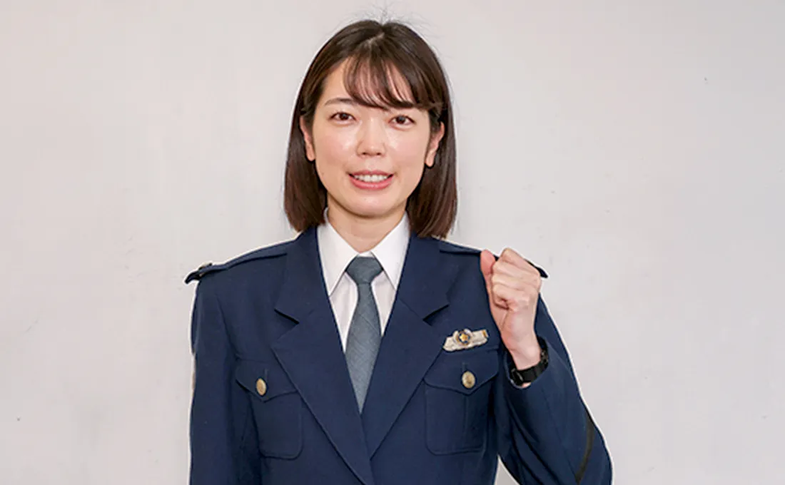 Y.K.が胸の前で左手を握りしめてポーズしている様子